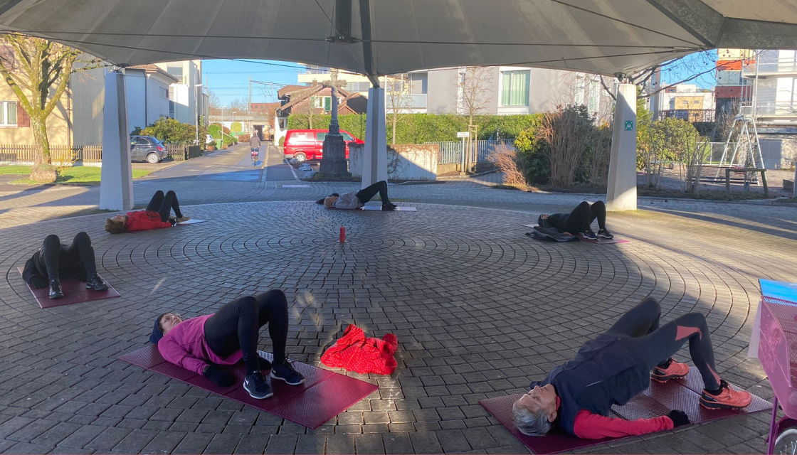 Sommertraining in Zürich: Urbanes Outdoor-Fitness auf überdachten Plätzen mit frischer Luft und flexiblen Übungen für heisse Sommertage.