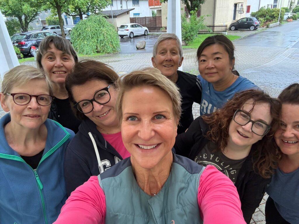 Frauengruppe beim Sport in den Wechseljahren in Zürich, lachend und motiviert nach dem Training im Freien.